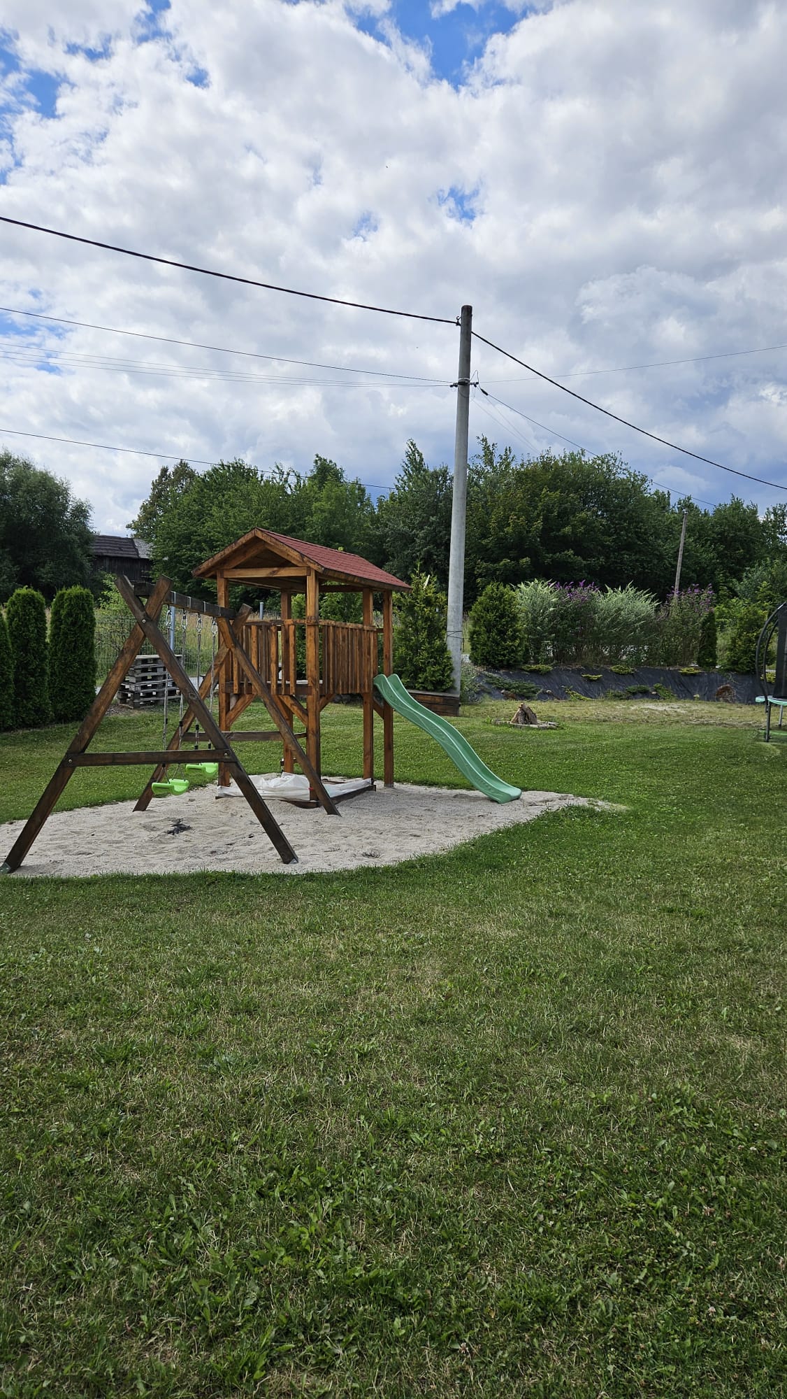 Trawnik z trampoliną przy Domkach Michałki